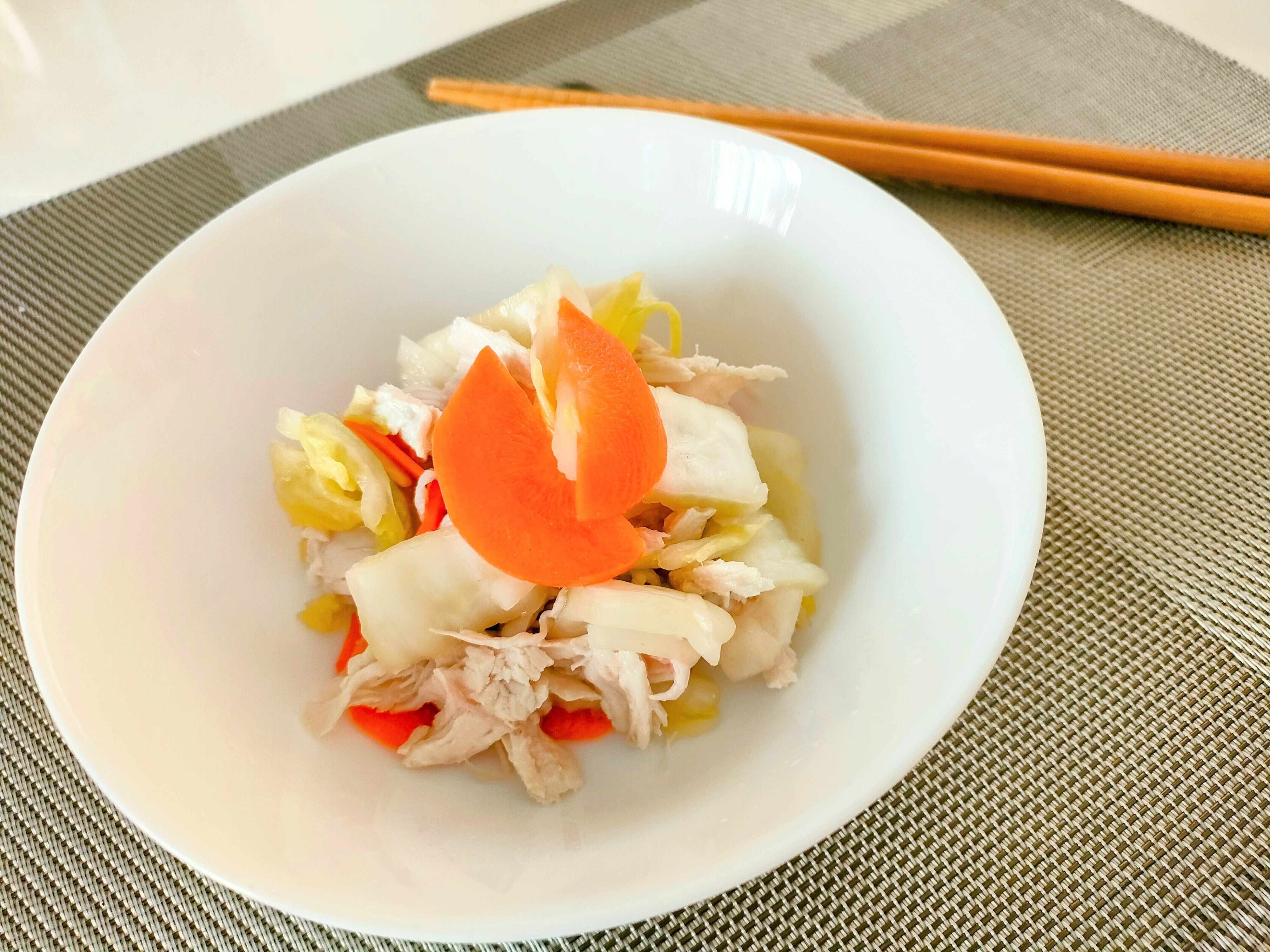 水キムチと鶏肉のサラダ