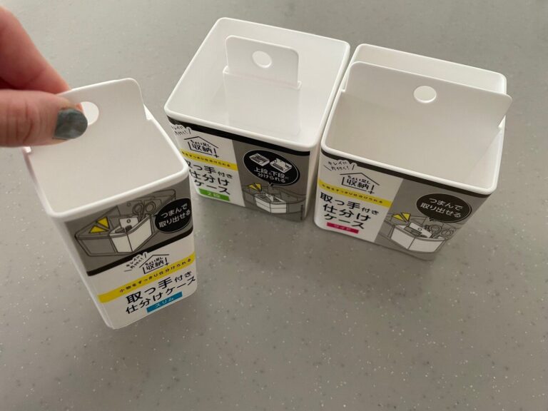 細々とした文具収納にはコレ！セリアの「取っ手付き仕分けケース」で文具をスッキリ