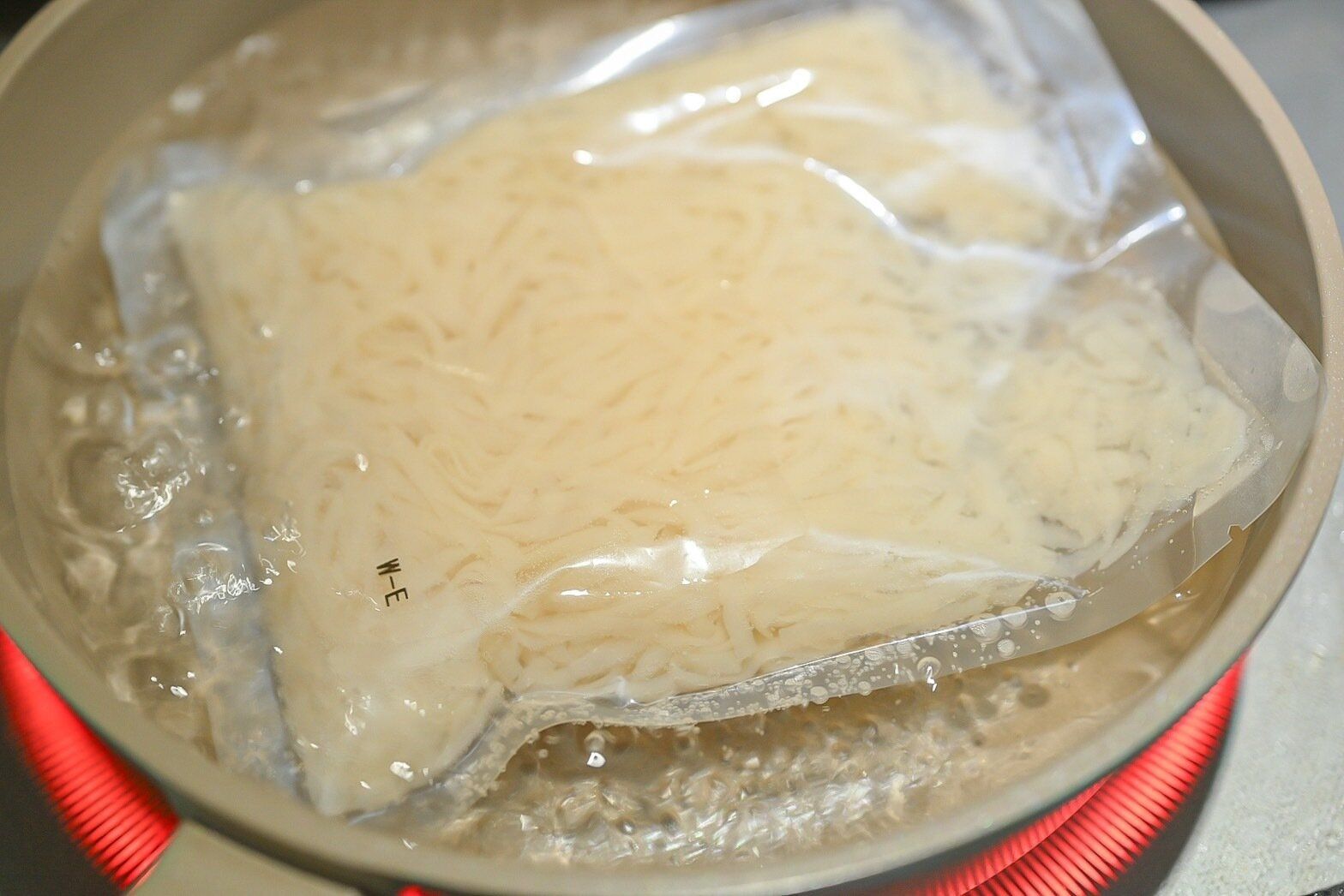 湯煎したこんにゃく麺