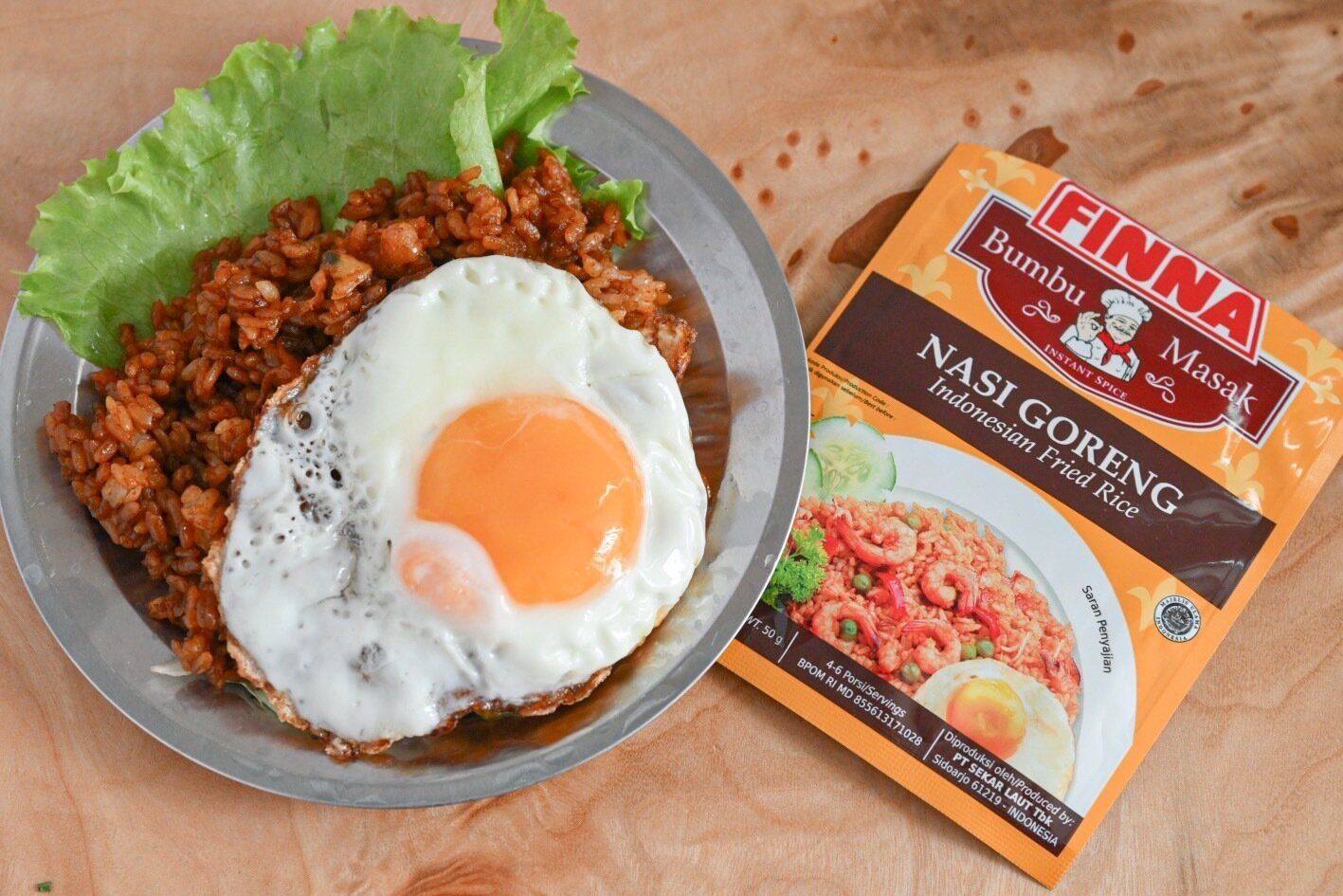 テーブルにのった完成したナシゴレン