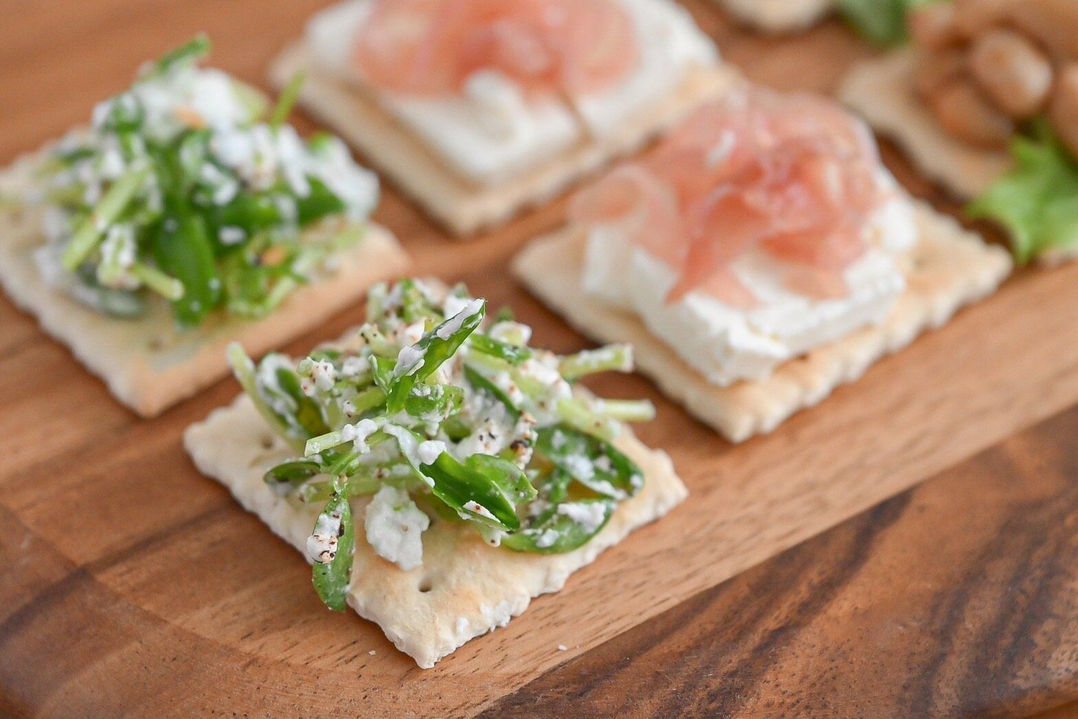 木の板にならんだカナッペ