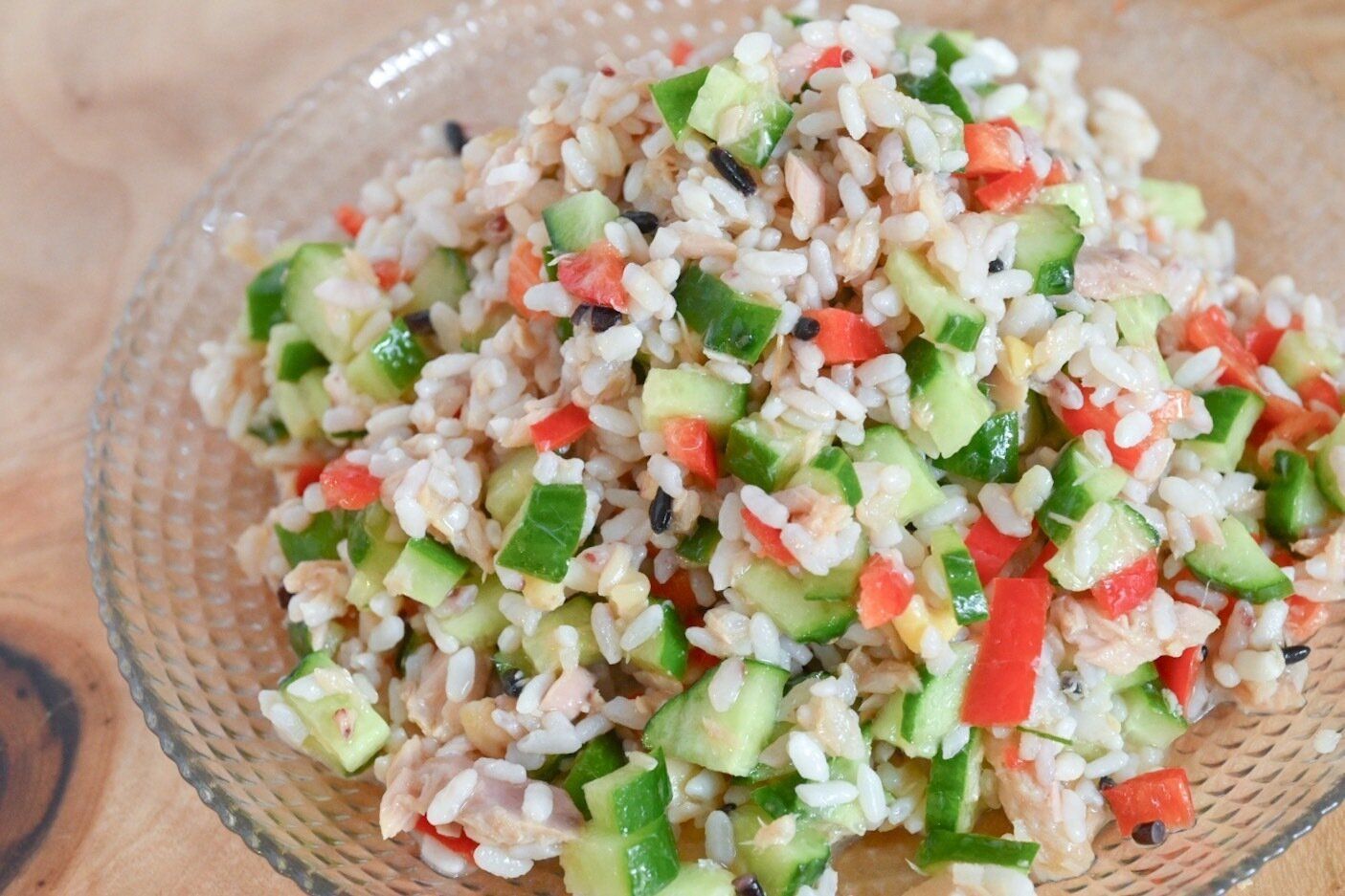 ガラスの皿に盛られたライス差sらだ