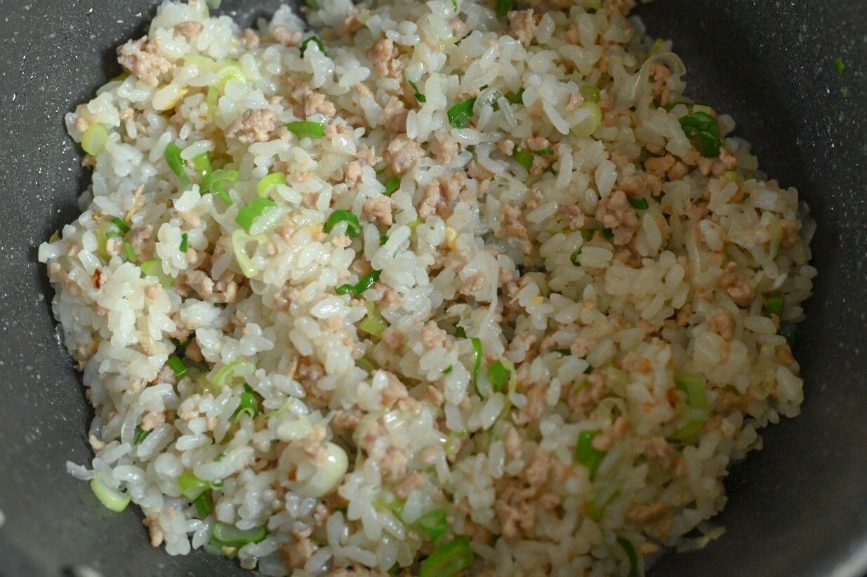 フライパンに入ったチャーハン