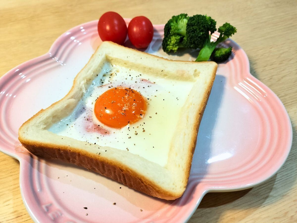 食パンの耳で作ったハムエッグトースト