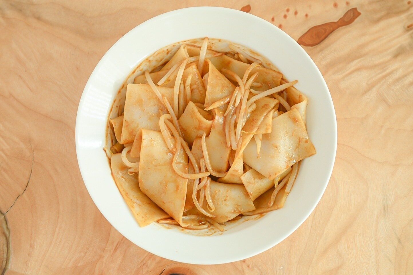 たれを絡めた麺ともやし