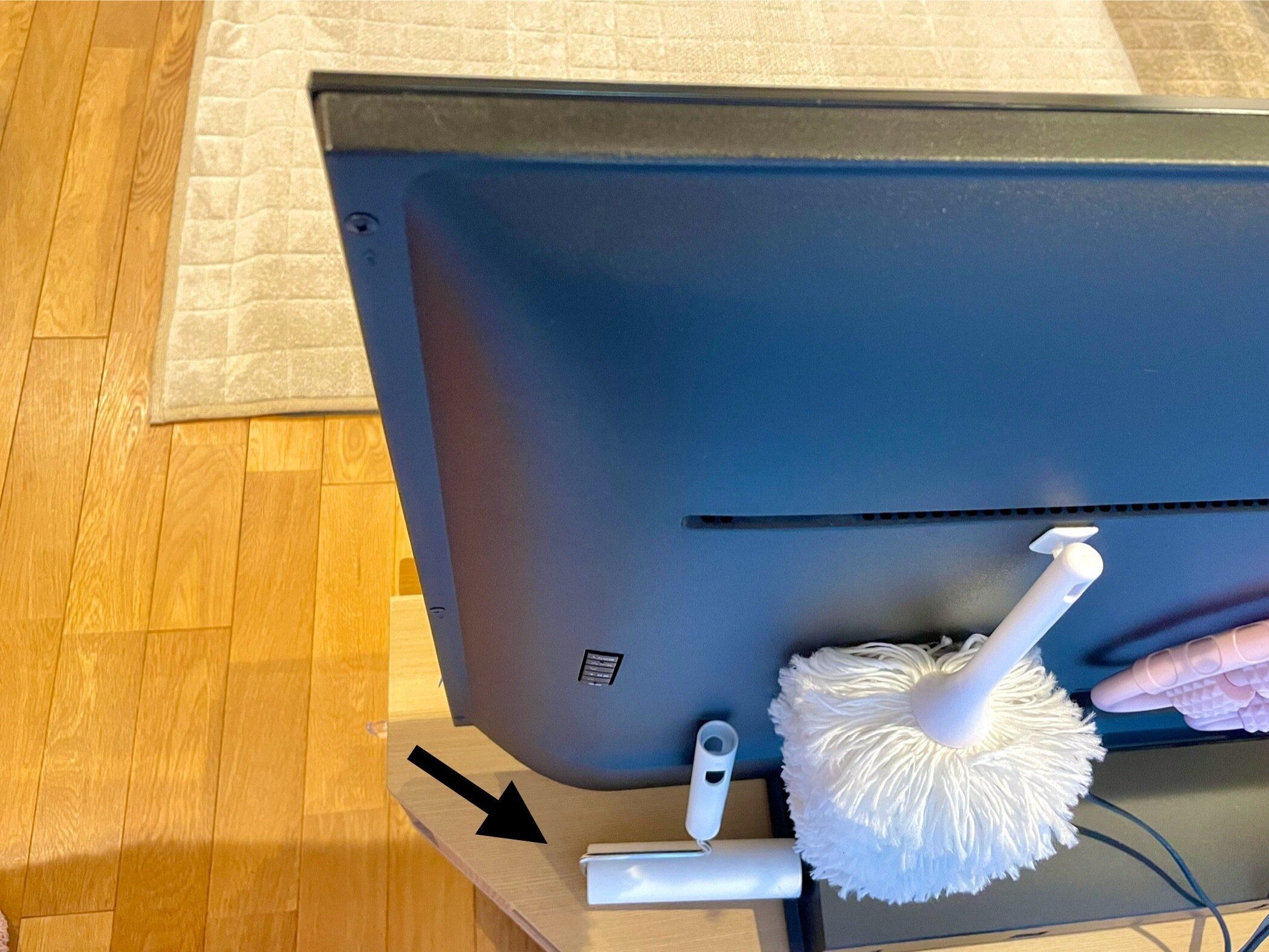 掃除道具はテレビ裏のすき間に