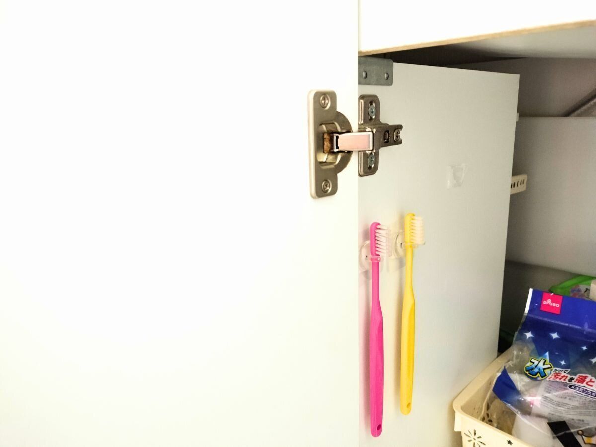 洗面所下に掛けられた歯ブラシ