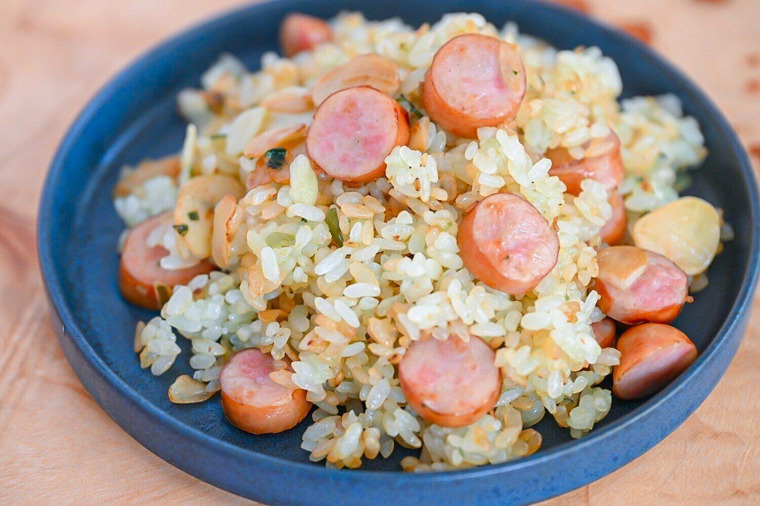 青い皿に盛られたソーセージのチャーハン