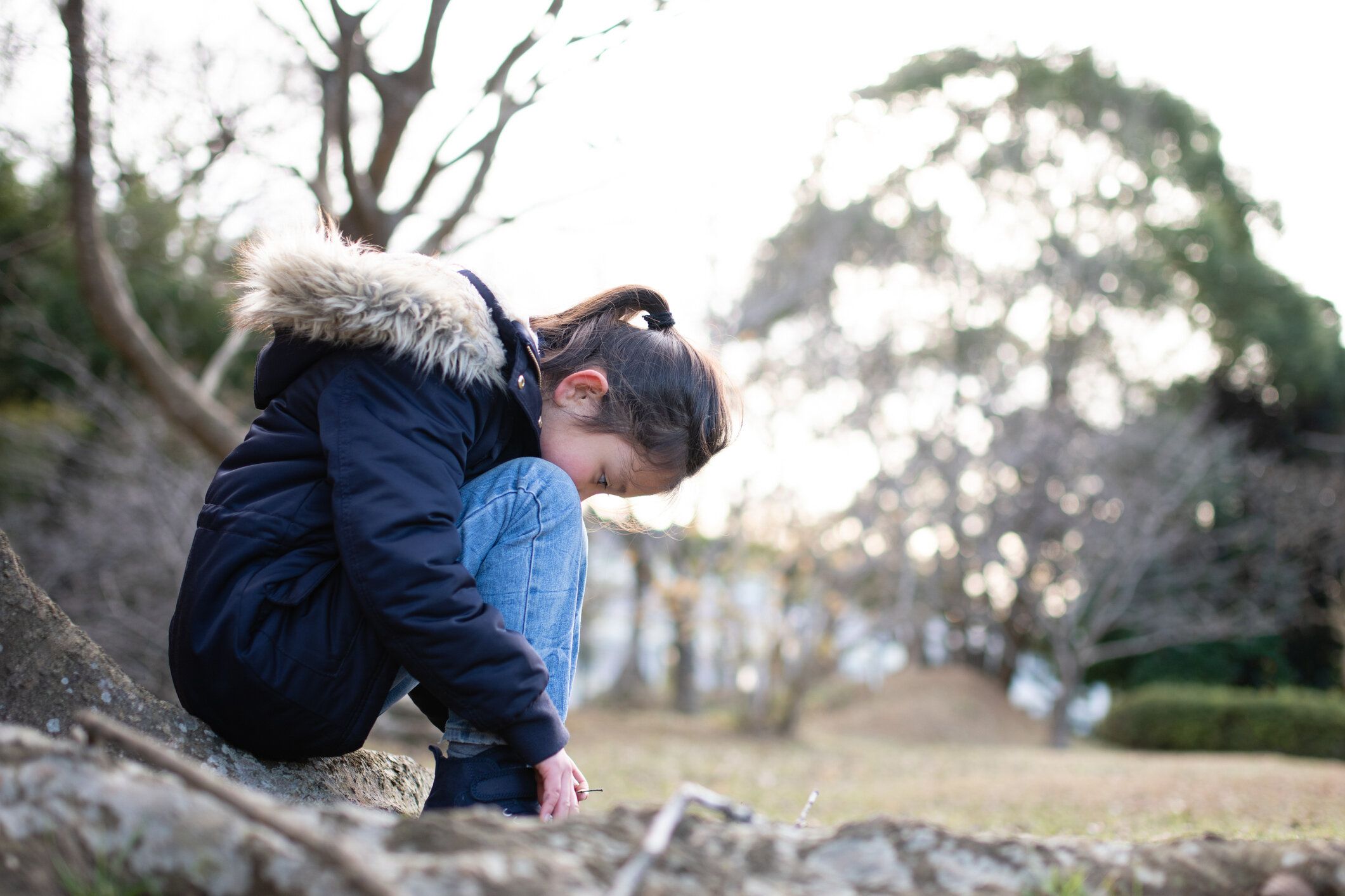 座って見下ろす女の子