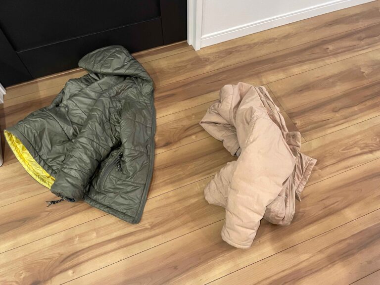 【小学生】脱ぎっぱなしがなくなる?!失敗談から学んだ子どもの上着収納ポイント