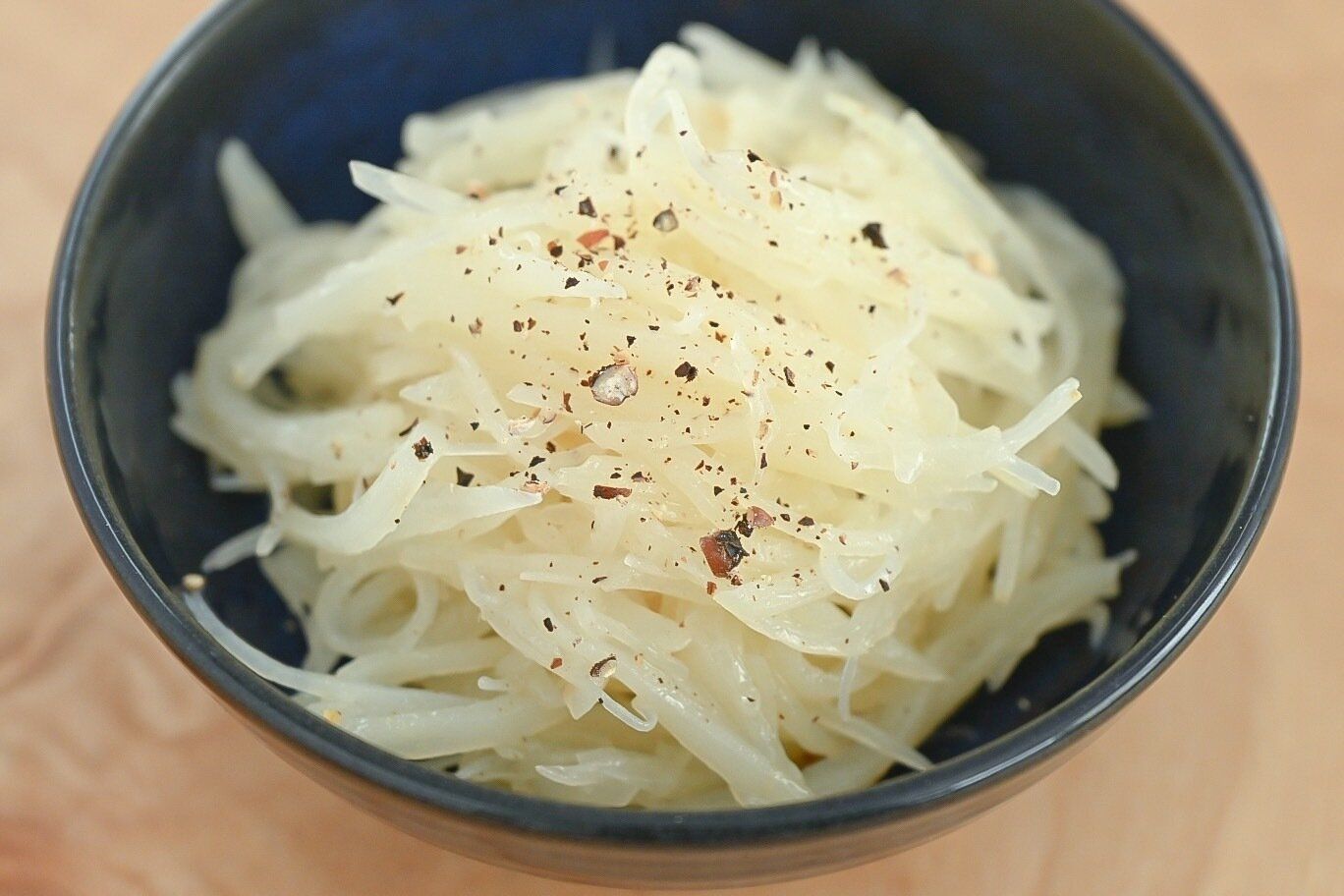 青い皿に盛られたじゃがいものシャキシャキ炒め