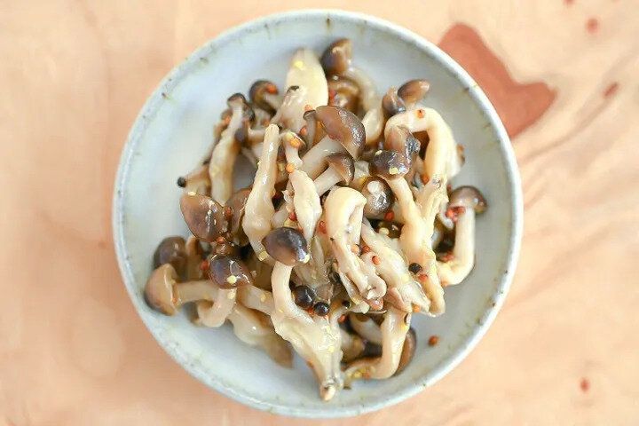 皿に盛られたしめじの粒マスタード和え