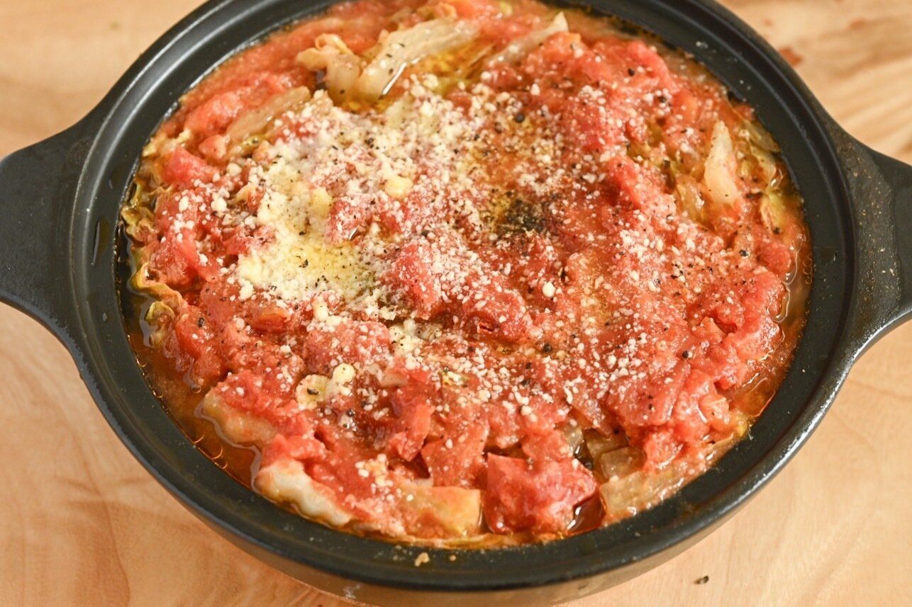 黒い鍋に入ったトマトのミルフィーユ鍋