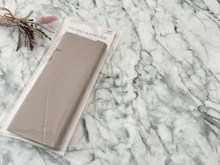 【3COINS】考えた人天才！「ありそうでなかった」「ミニマルすぎる」メガネケース