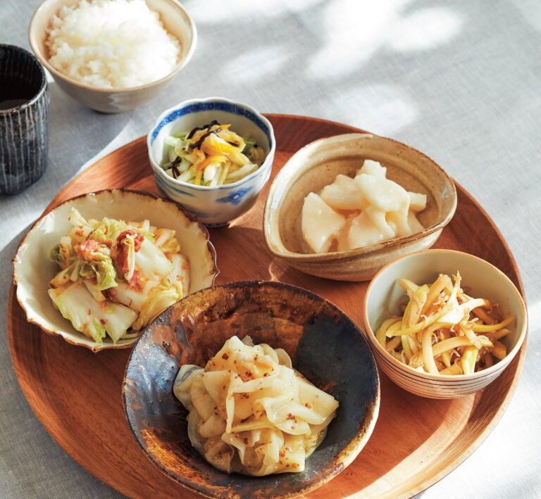 ポリ袋に入れてほったらかしておくだけ！大根と白菜の絶品漬け