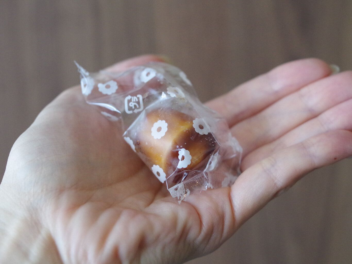 小さい？！でも買っちゃう！【セブン】新作アイスの“ひとくちカヌレ”が絶品です