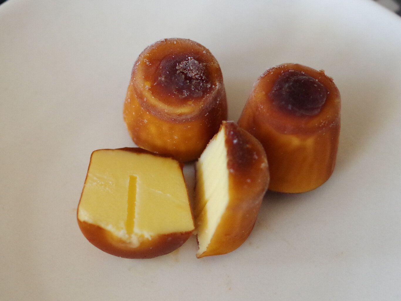 小さい？！でも買っちゃう！【セブン】新作アイスの“ひとくちカヌレ”が絶品です