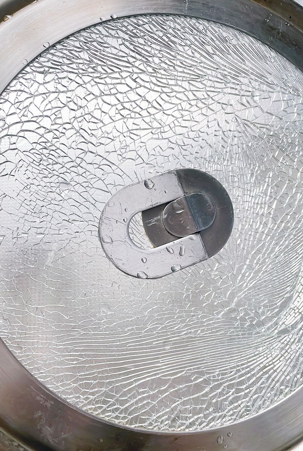 ヒビが入ったフライパンカバー