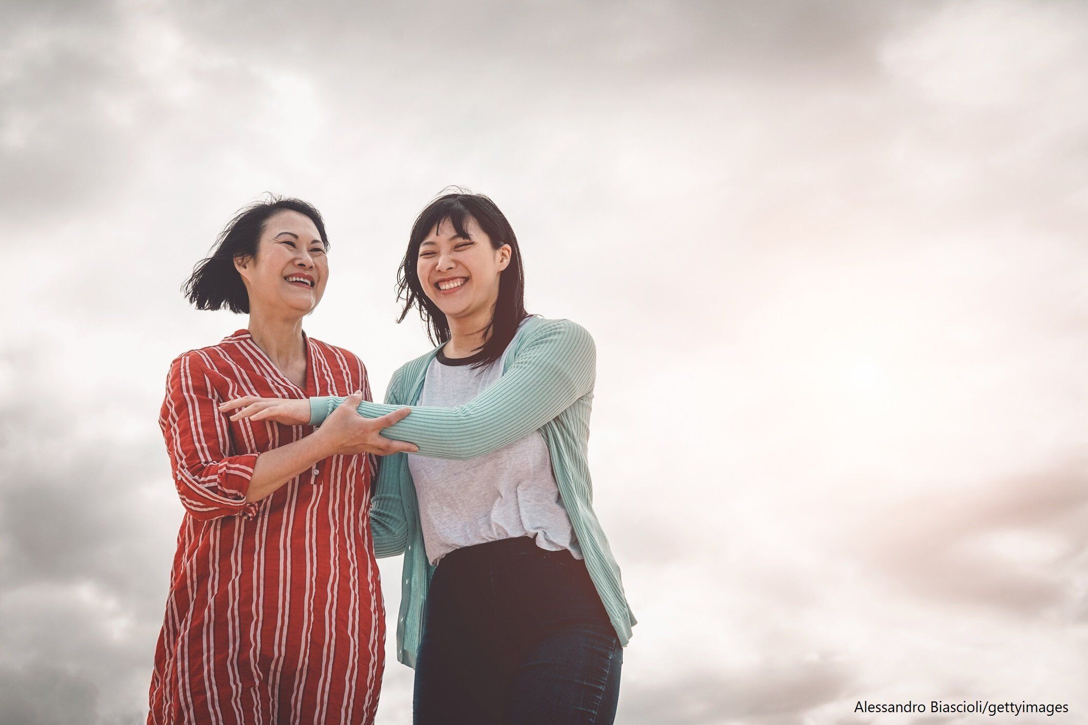 支え合う　女性