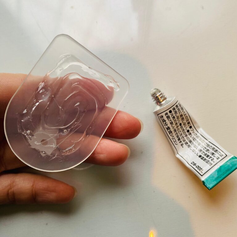 【ダイソー】フック界の救世主!?跡が残りにくく落っこちないダイソーの接着剤タイプのフック