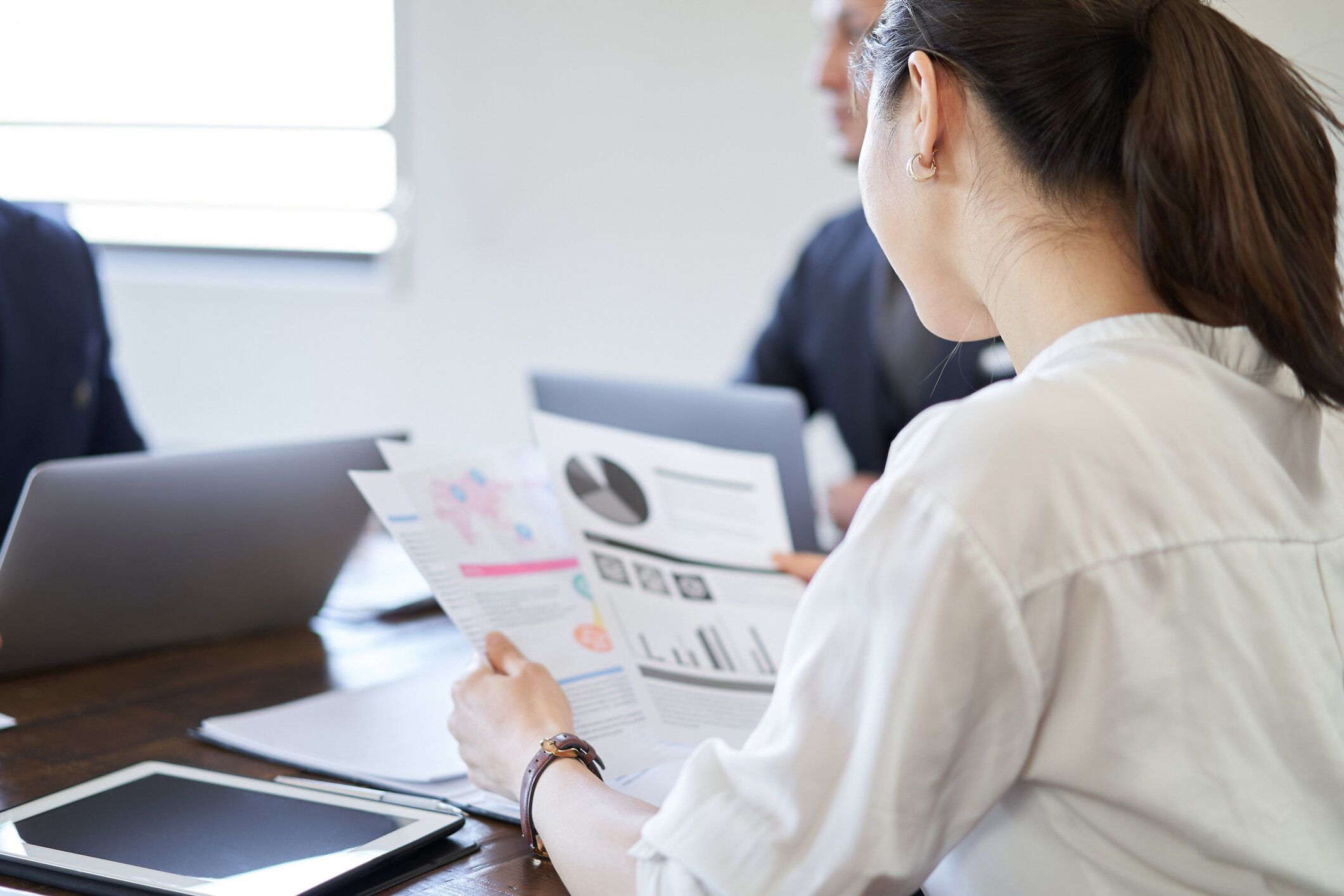 資料を見る アジアの女性ビジネスウーマン