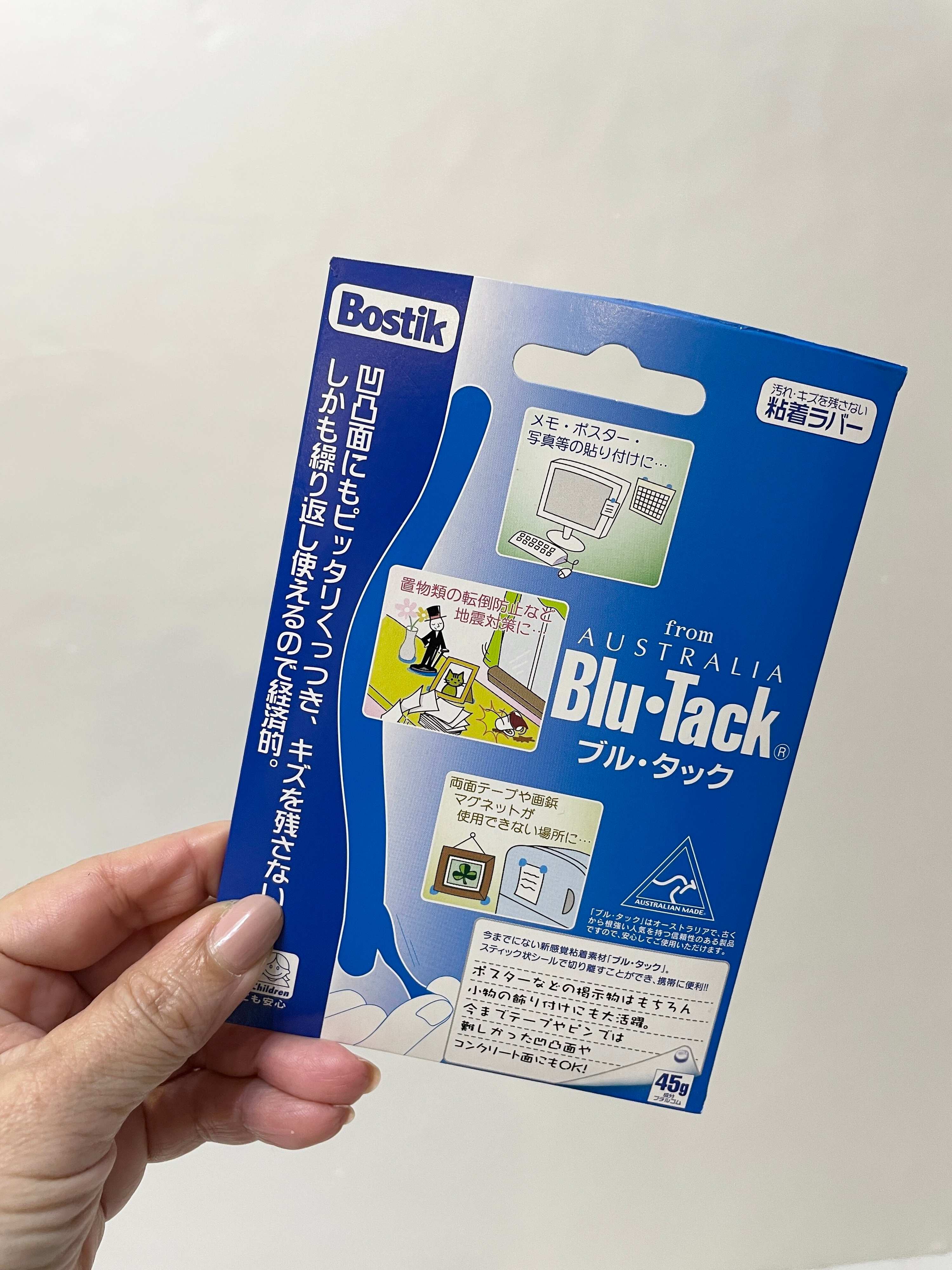 壁に穴を開けずに飾る