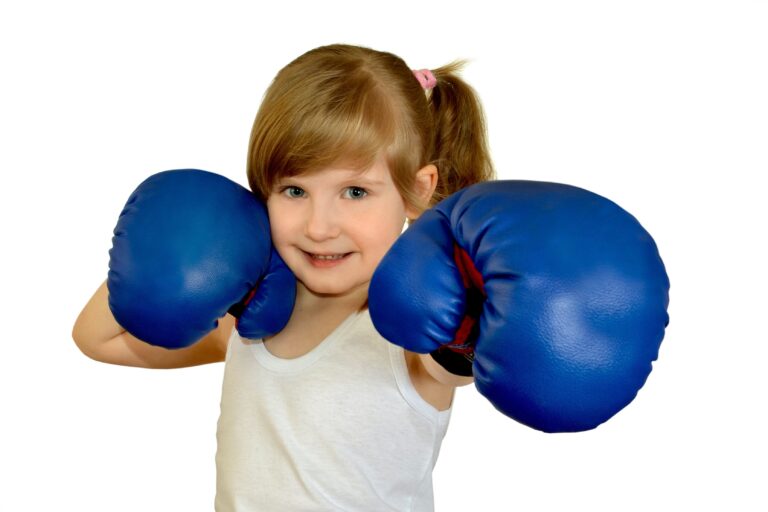 「構え方が強キャラ」!?2歳双子がとった格闘家さながらのファイティングポーズに「ハラハラ」「ワクワク」する人続出