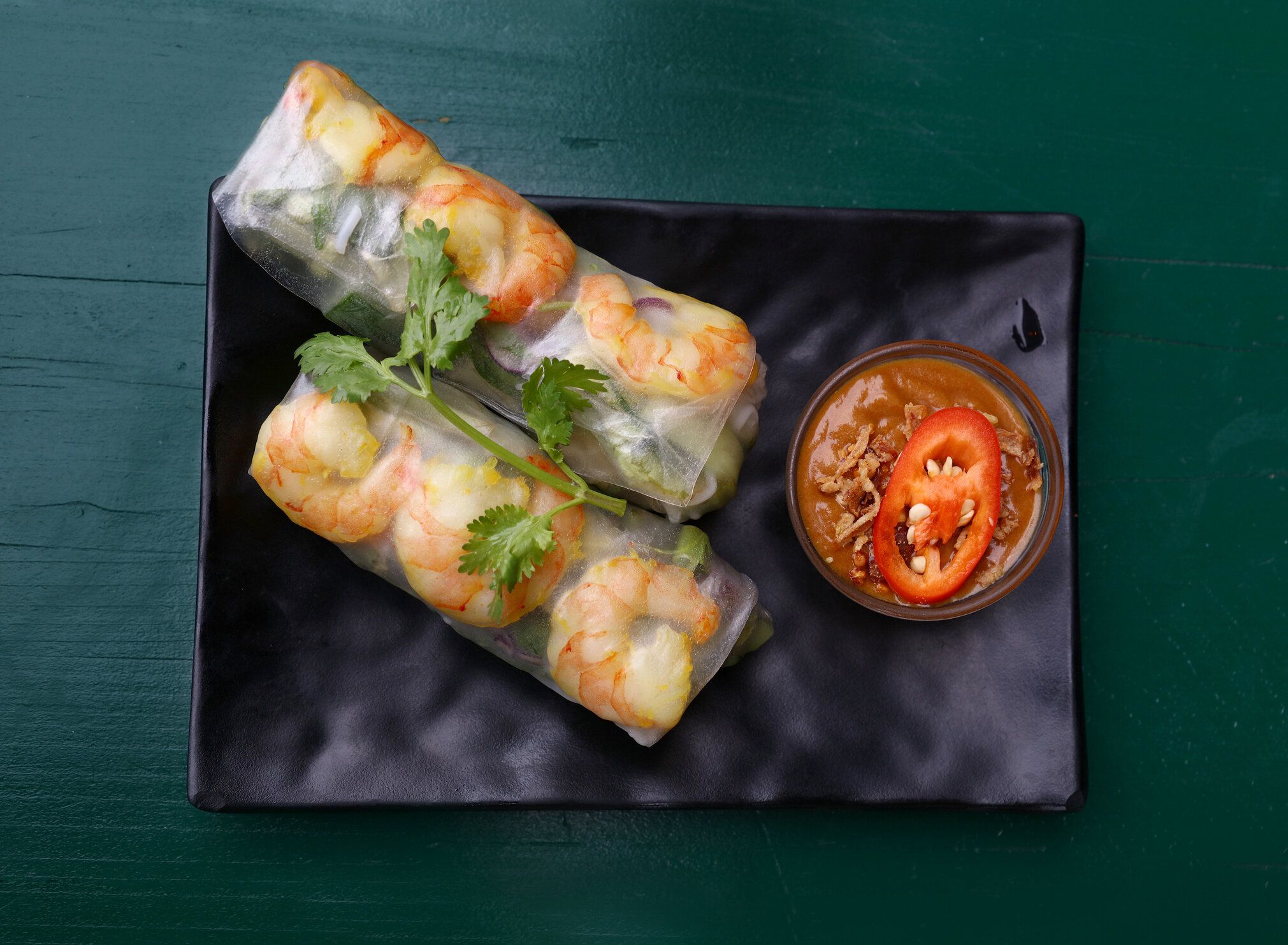 春巻きエビとチリソースを浸漬