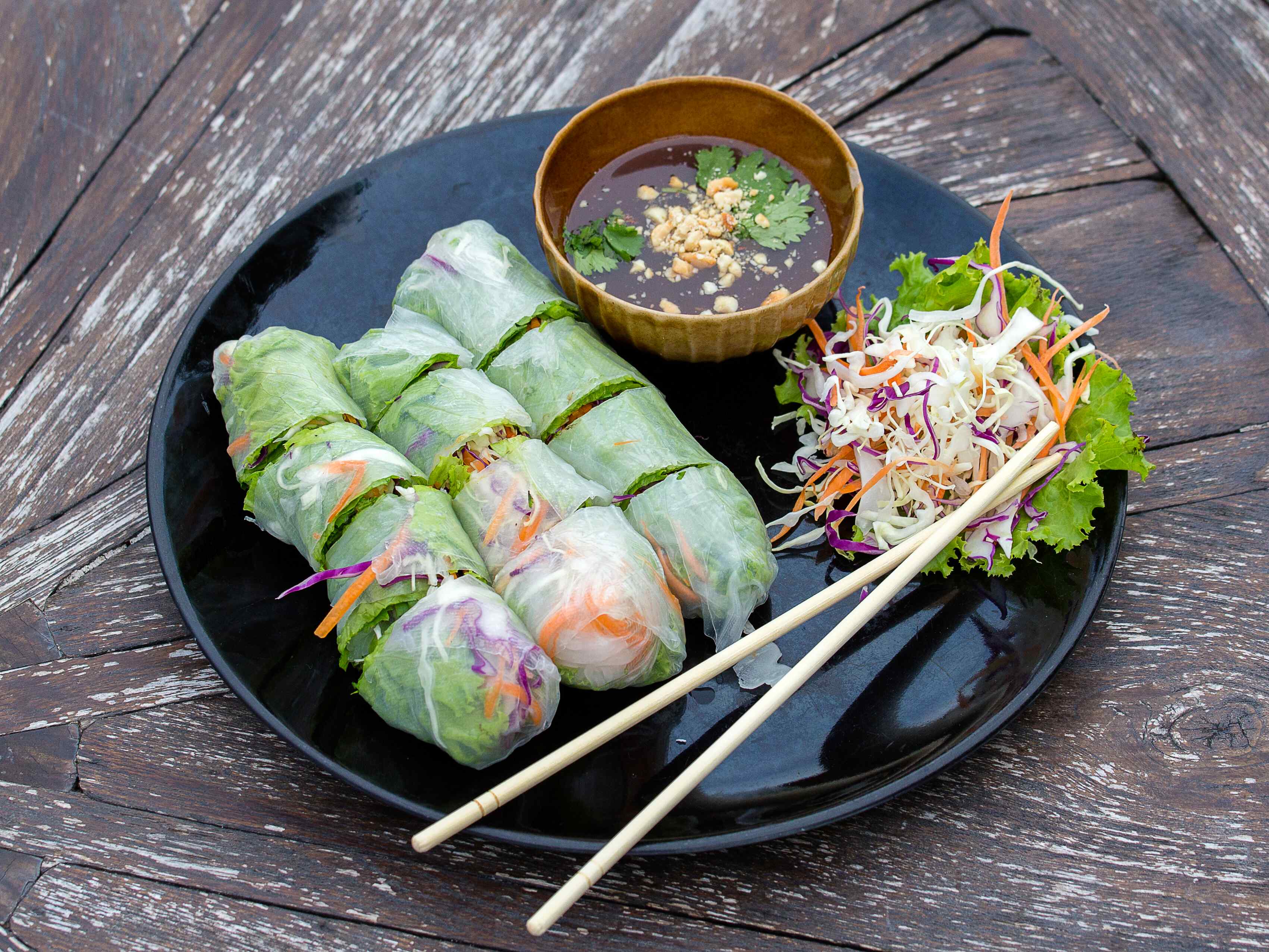 サラダ プレート上の新鮮な生春巻き