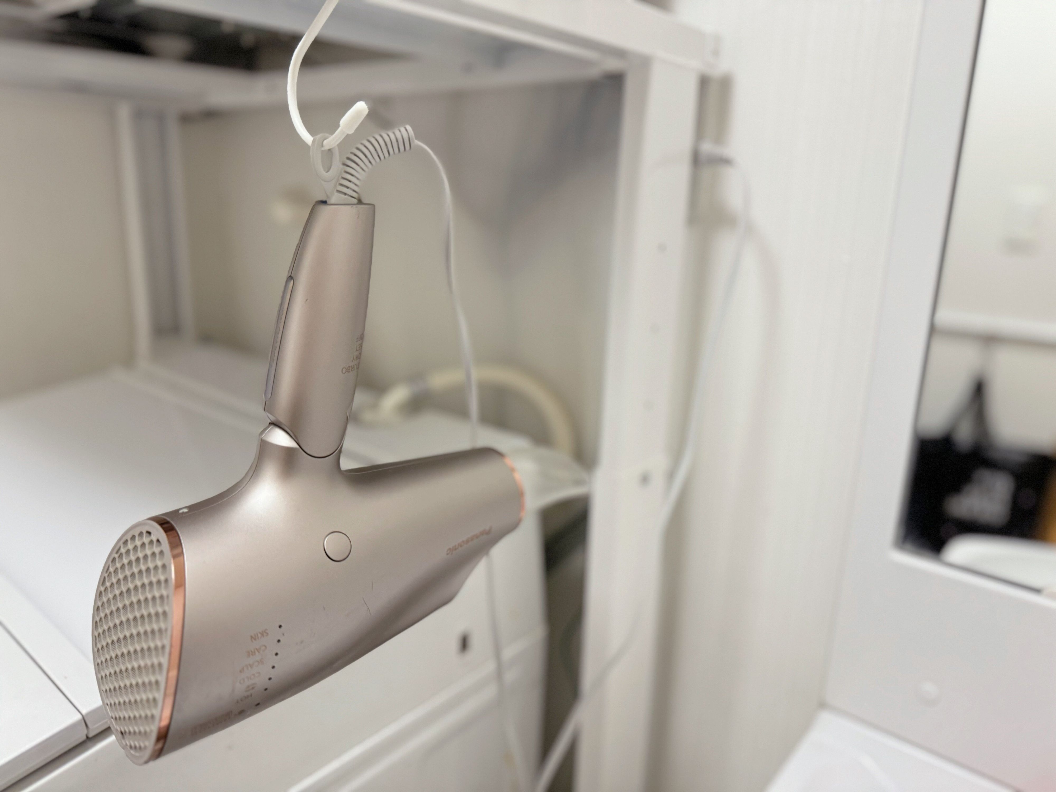 2．ドライヤー収納はフックにかけるだけ