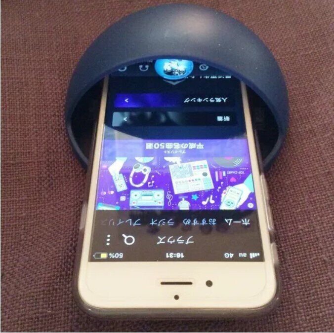 ダイソー「スマホスタンド&スピーカー」を使用しているところ