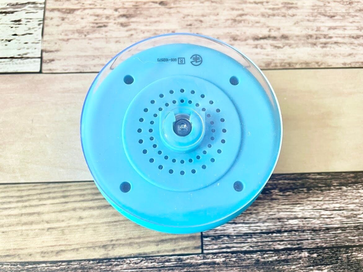 裏には吸盤がついている