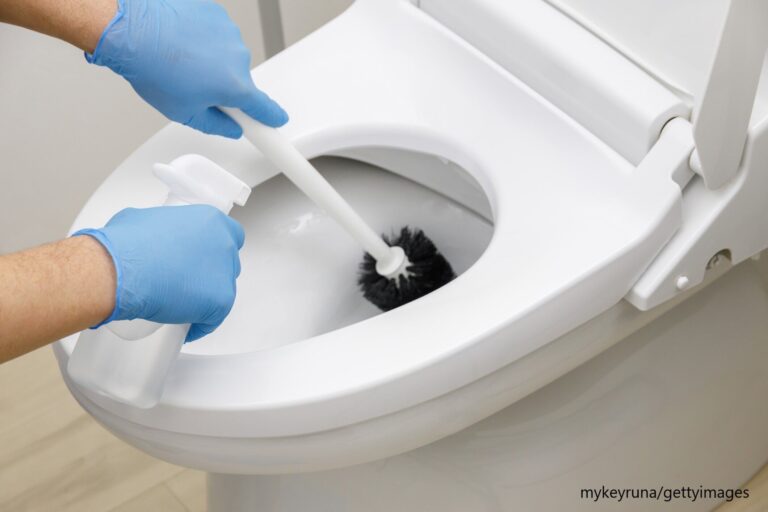 落ちにくい水垢が取れた！昔からのトイレ洗剤はやっぱり優秀でした！