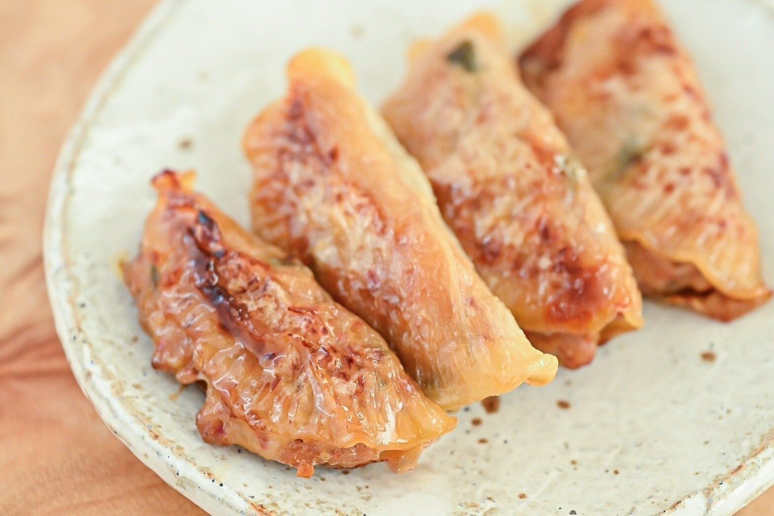 皿に盛られた大根餃子