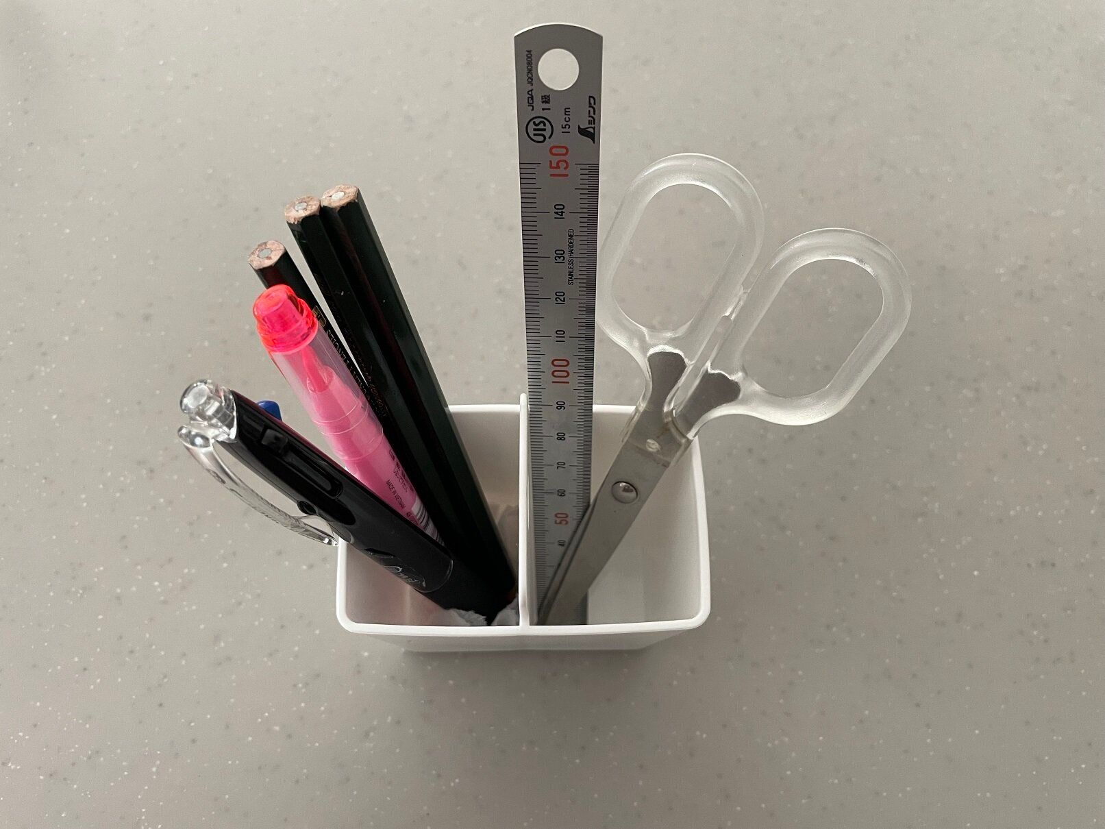 細々とした文具収納にはコレ！セリアの「取っ手付き仕分けケース」で文具をスッキリ