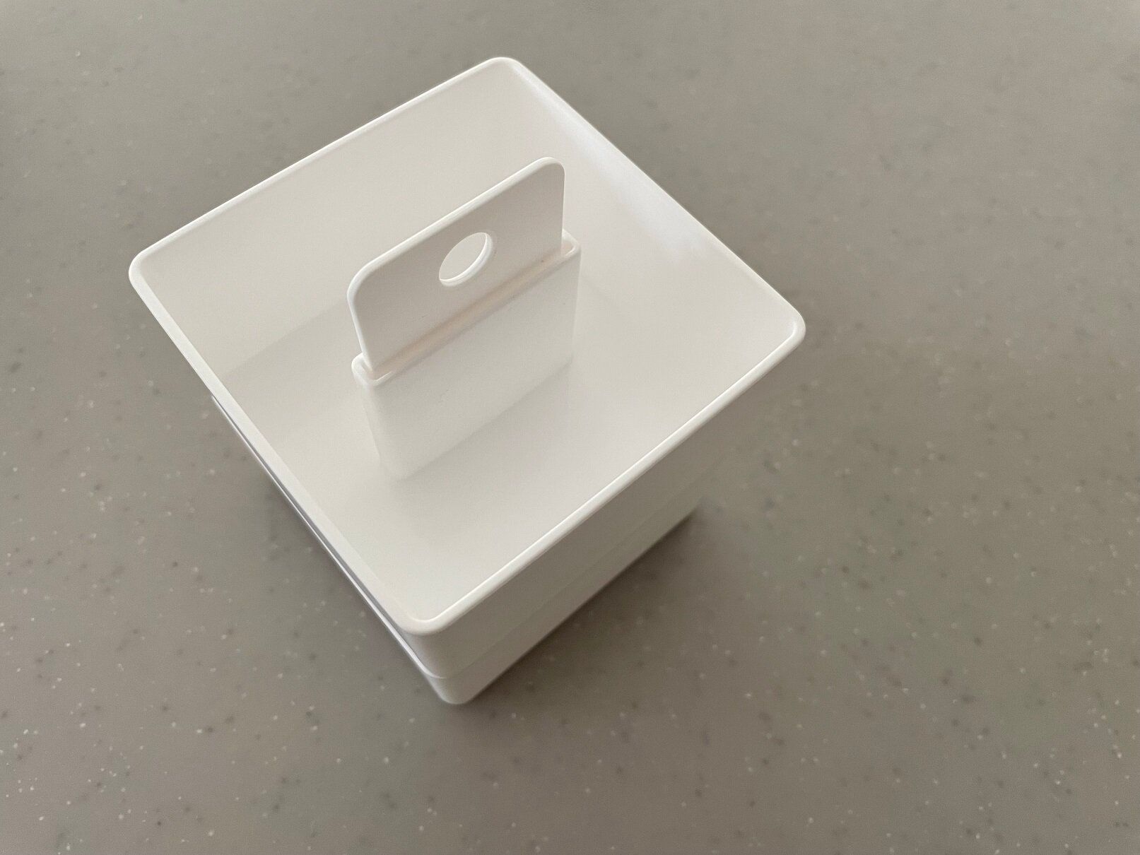 細々とした文具収納にはコレ！セリアの「取っ手付き仕分けケース」で文具をスッキリ