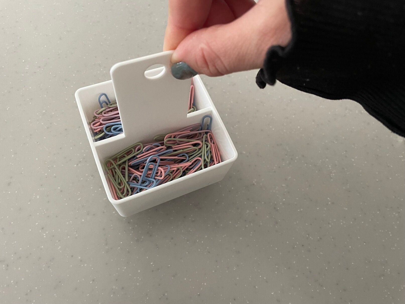 細々とした文具収納にはコレ！セリアの「取っ手付き仕分けケース」で文具をスッキリ