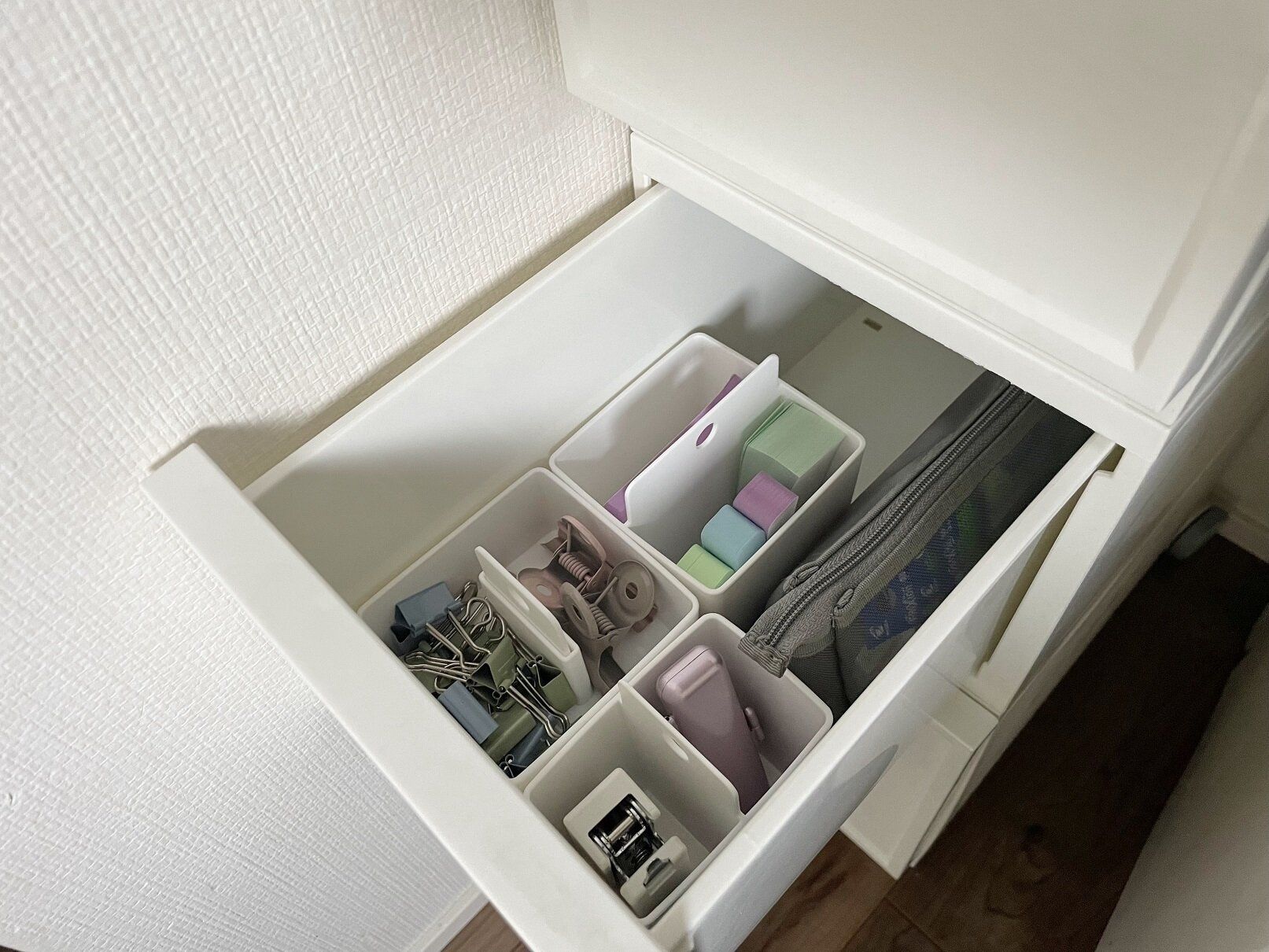 細々とした文具収納にはコレ！セリアの「取っ手付き仕分けケース」で文具をスッキリ