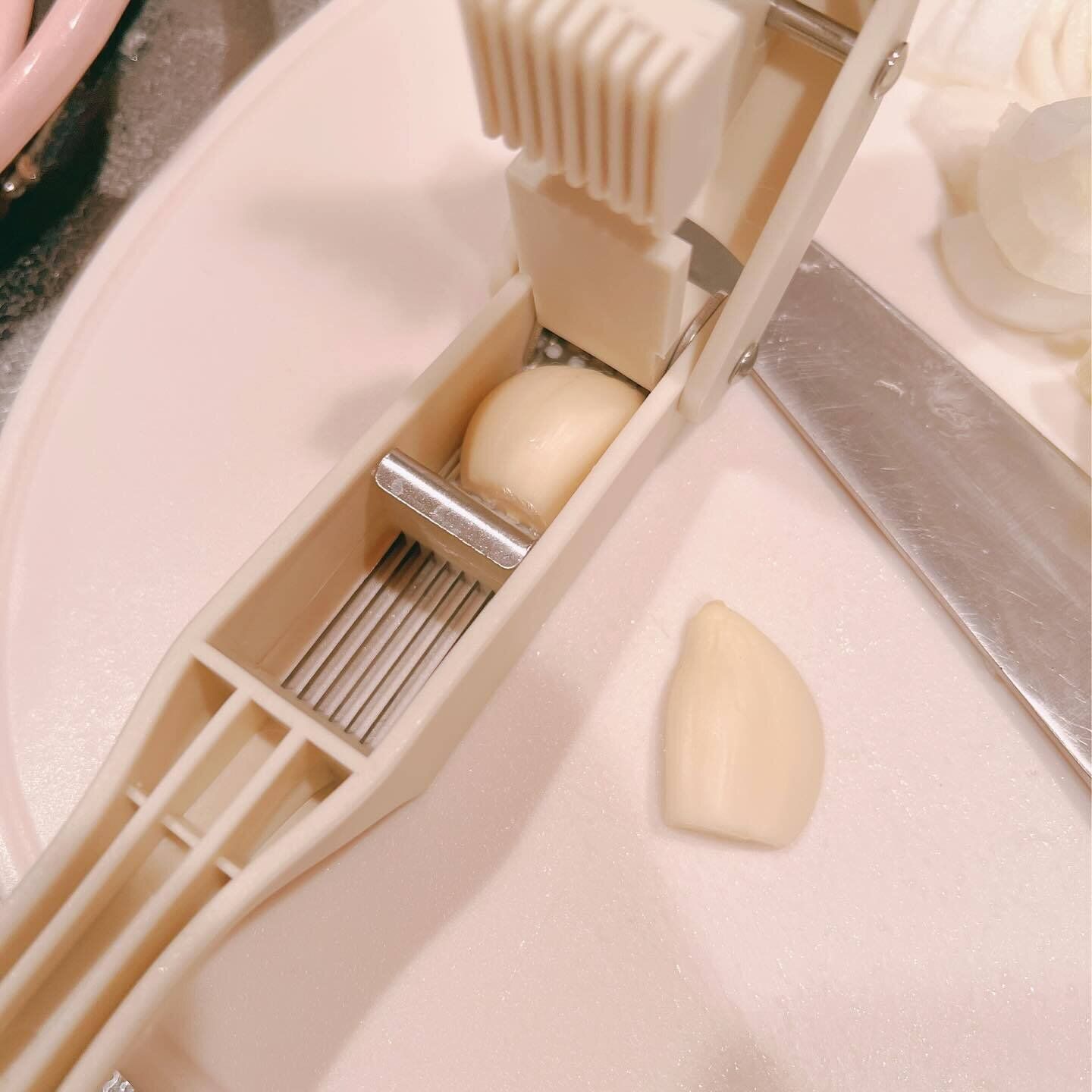 手を汚さずに調理ができる「ガーリックプレス&スライサー」