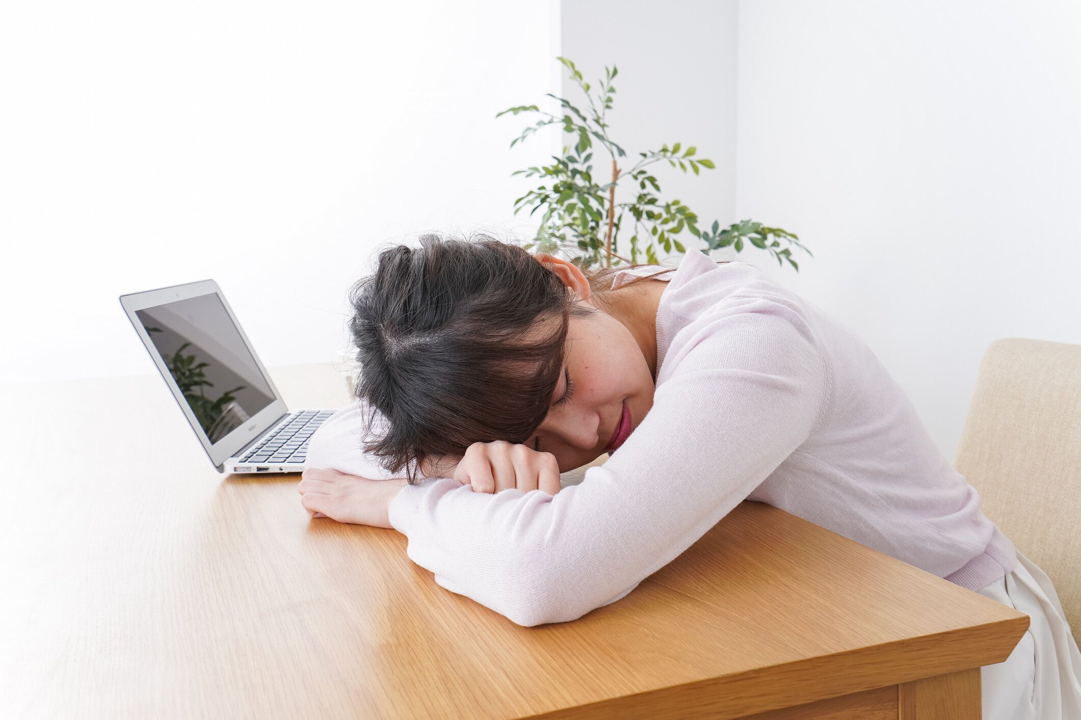 眠っている女性の画像