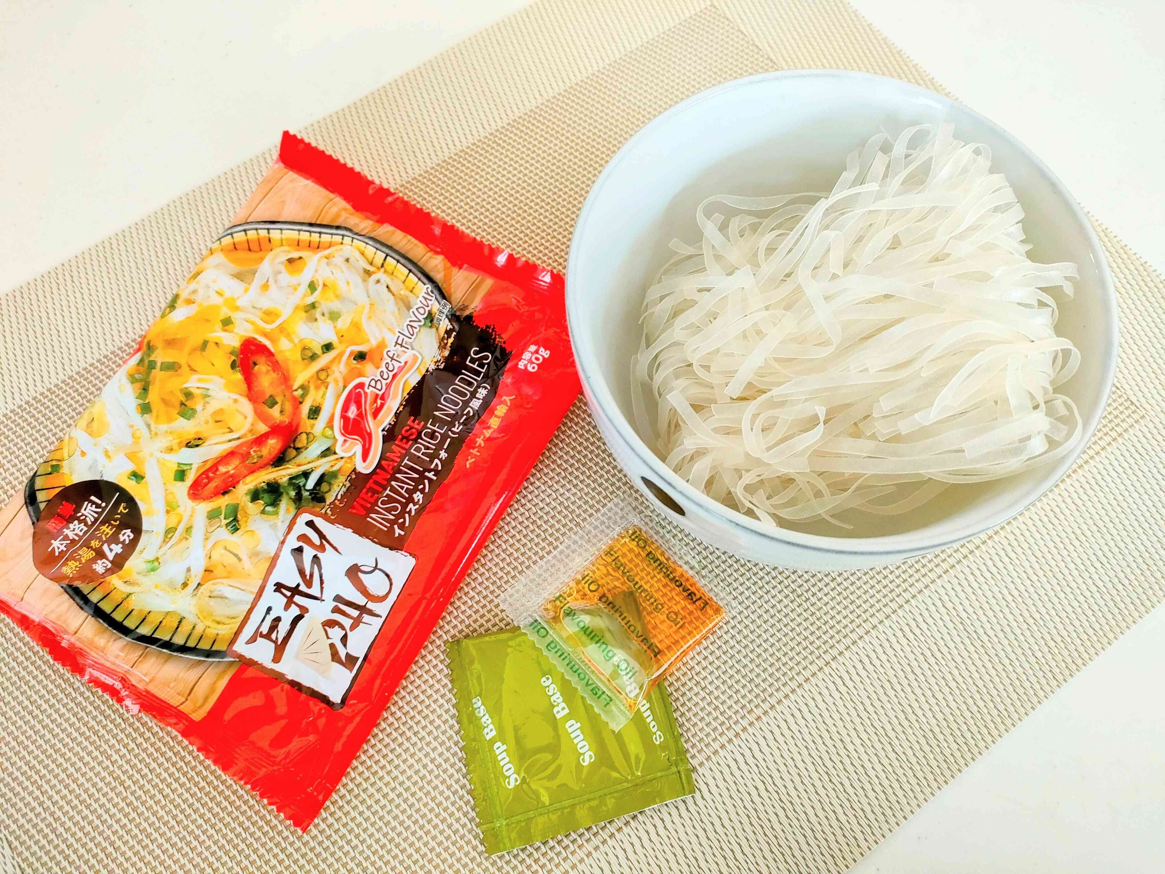 インスタントフォーの中身は麺とオイルとスープベース