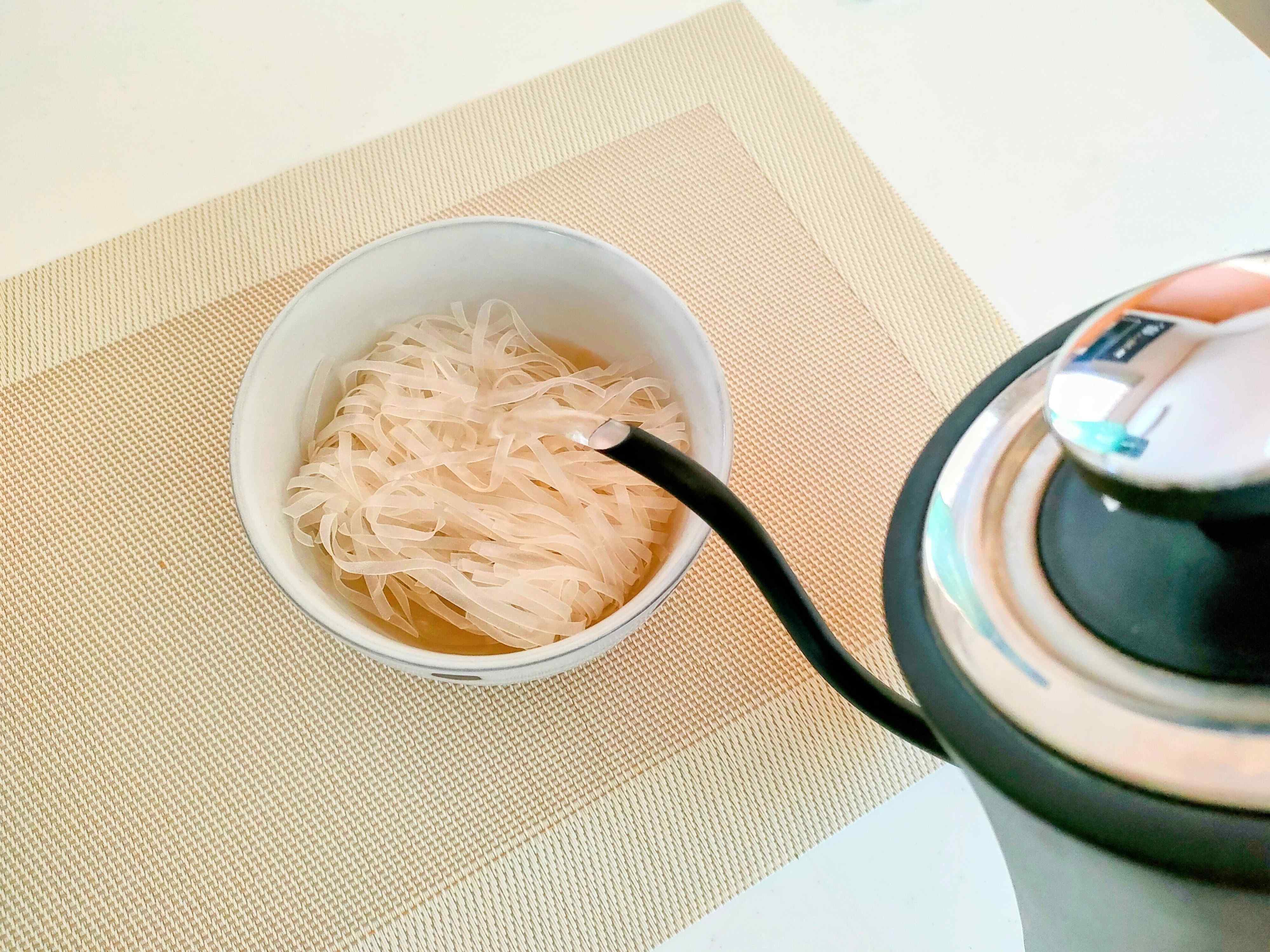 器に麺やスープベースをいれてお湯をいれる