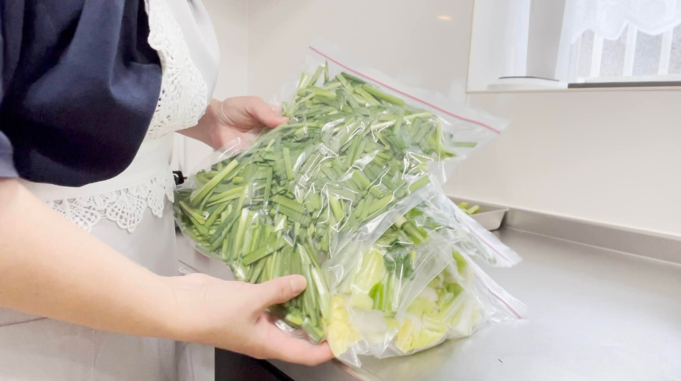 水を切ったカット野菜をフリーザーバッグで保存する