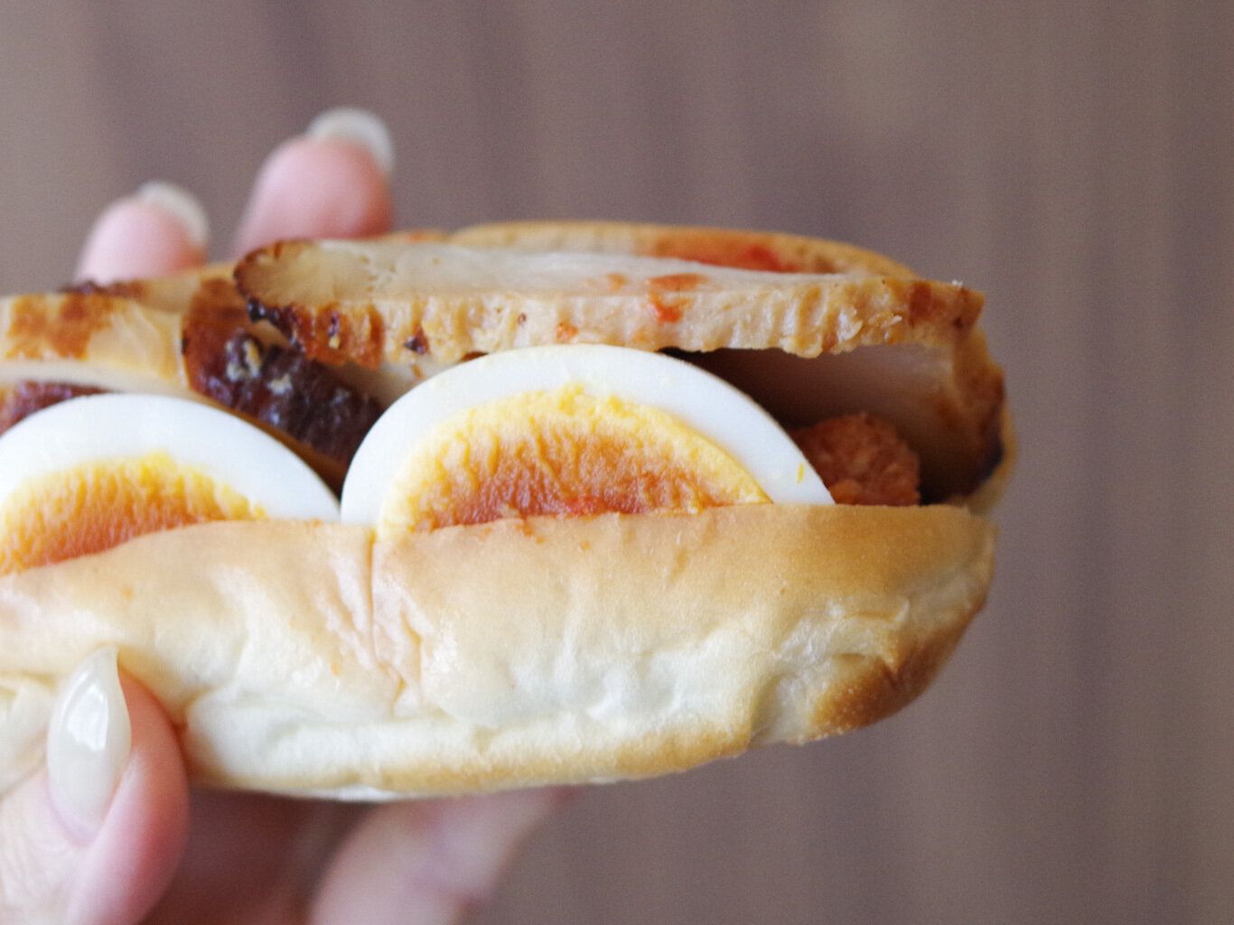 【セブン】おいしくてたんぱく質も補給!ランチに食べたい新作ロールパン