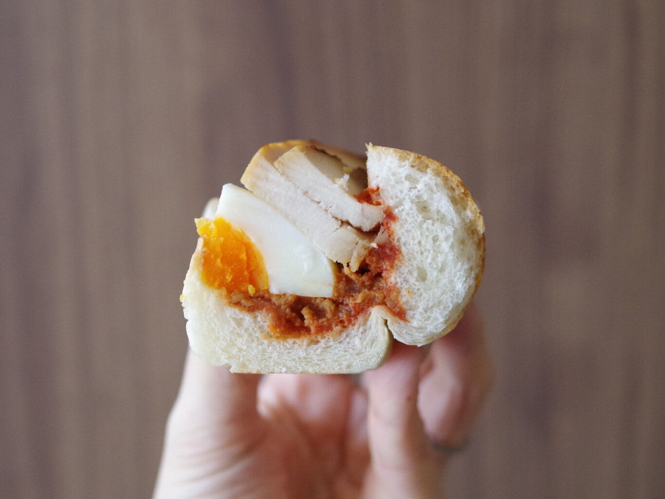 【セブン】おいしくてたんぱく質も補給!ランチに食べたい新作ロールパン