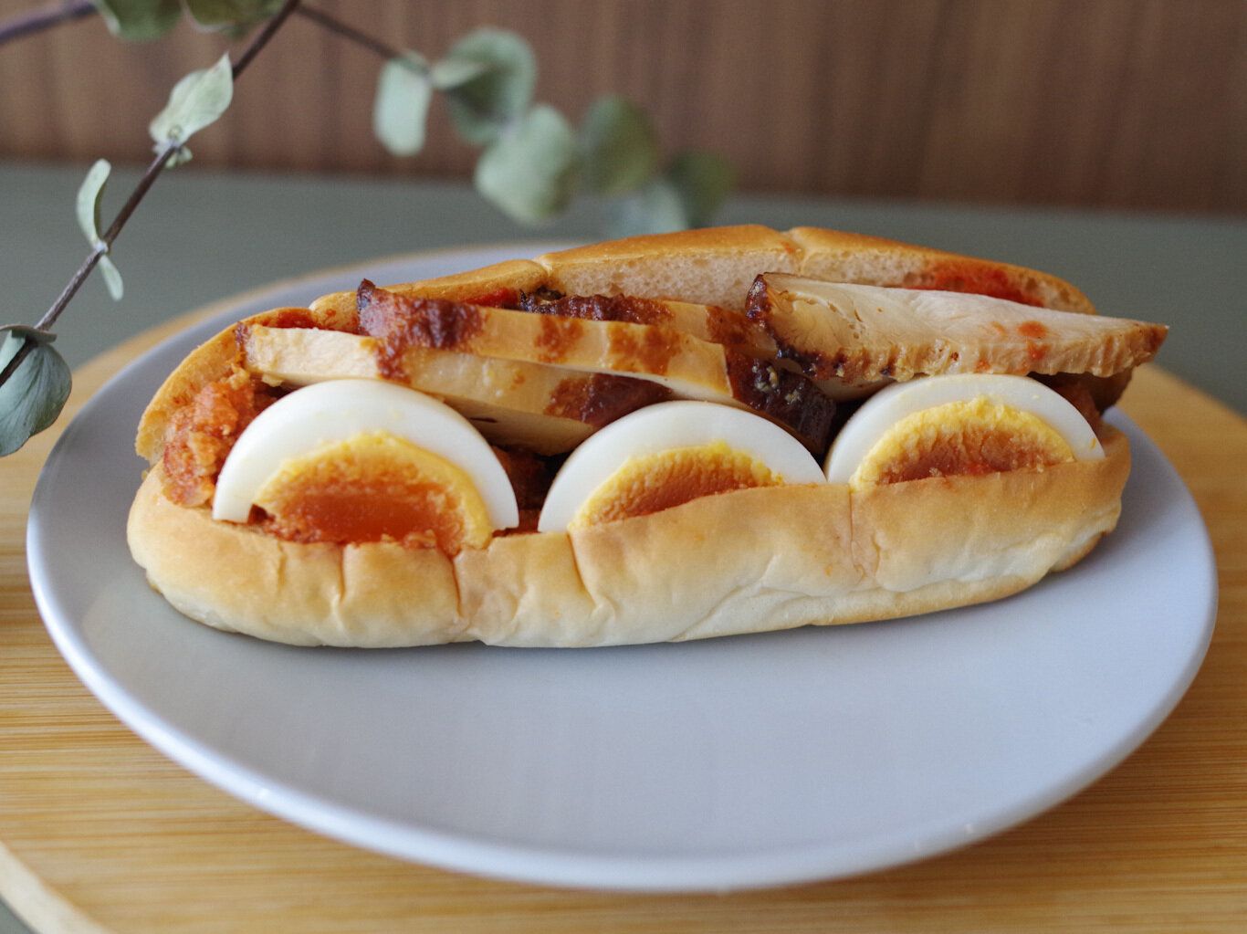 【セブン】おいしくてたんぱく質も補給!ランチに食べたい新作ロールパン