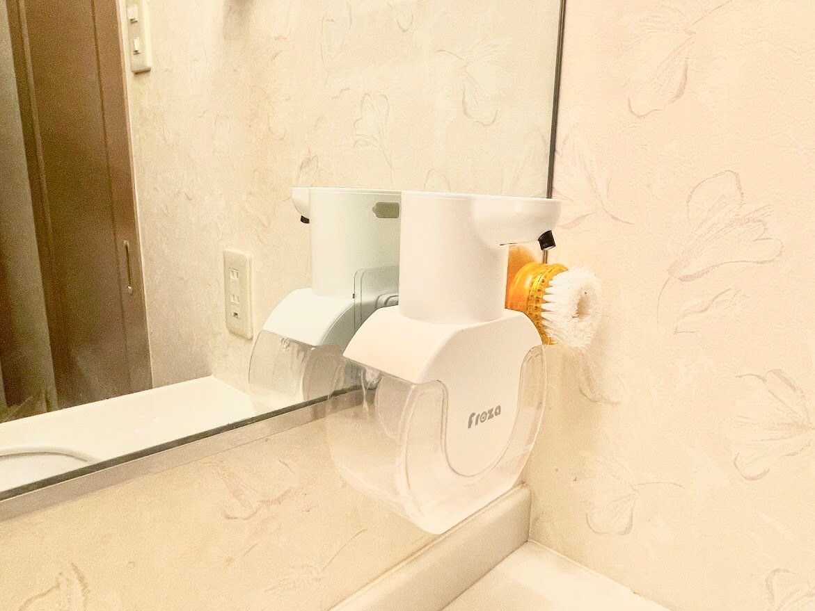 フック付きのソープディスペンサーが便利