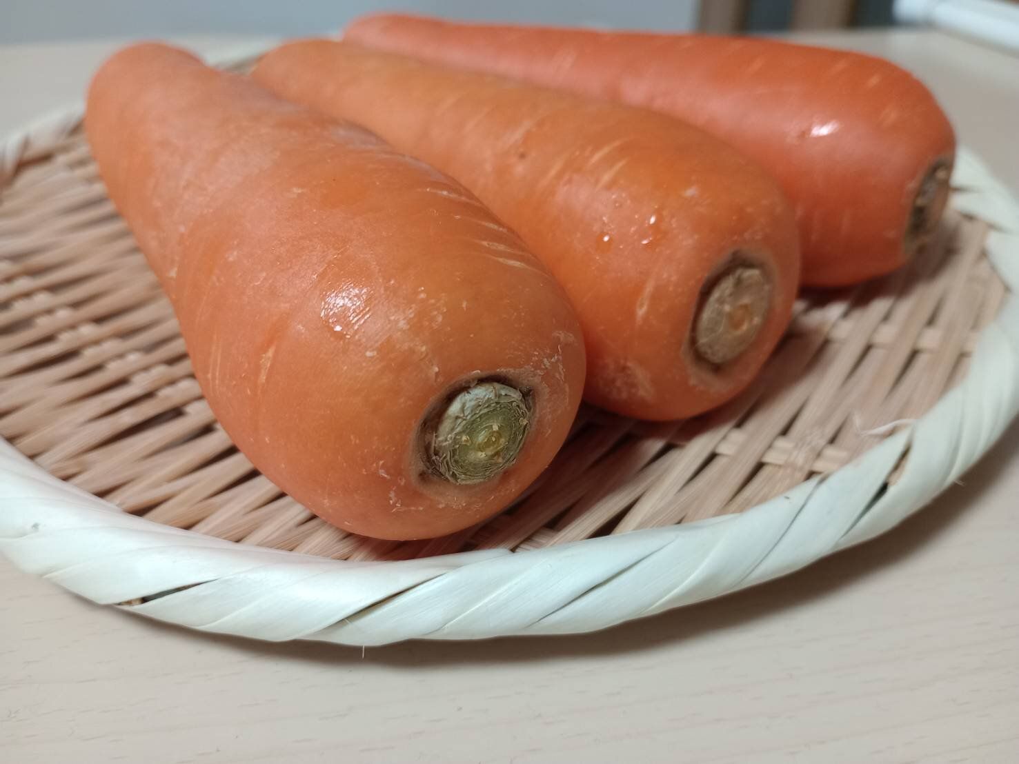 ザルに乗ったにんじん