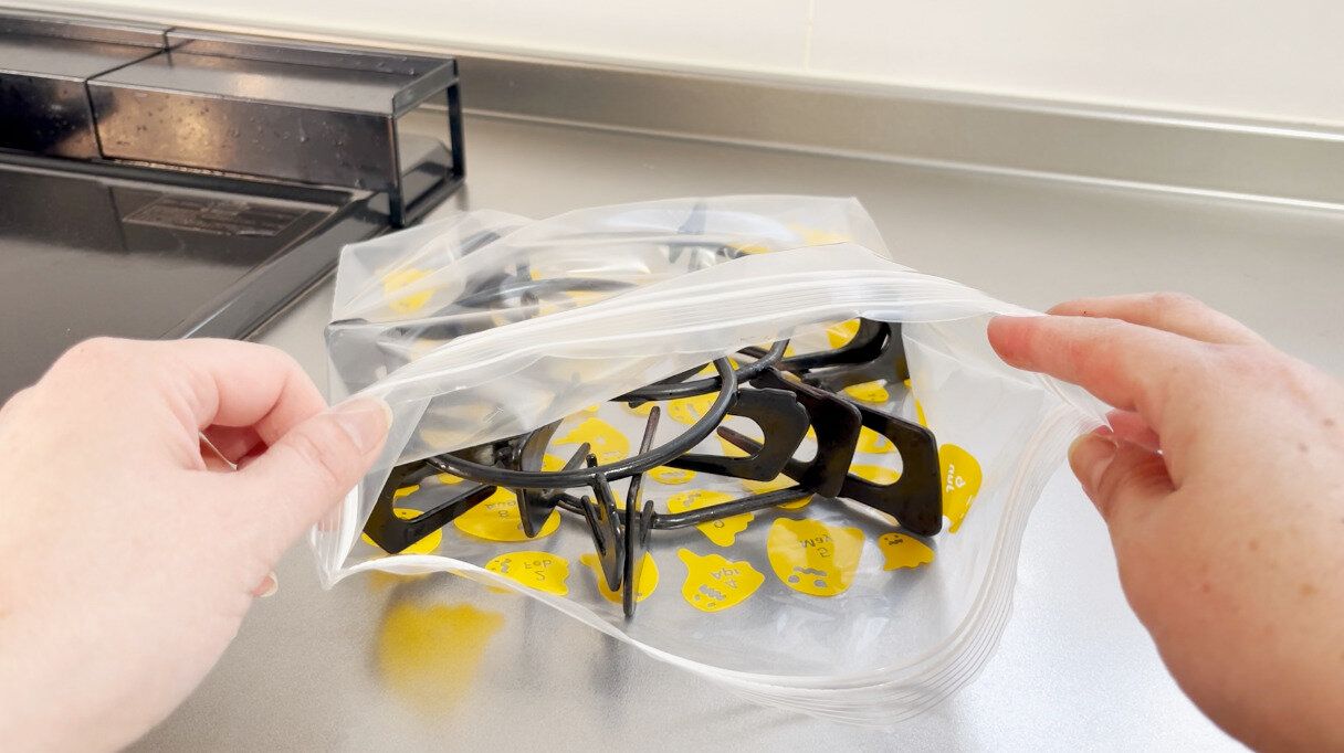 五徳をフリーザーバッグへ入れる