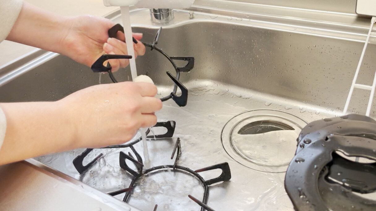 スポンジでこする